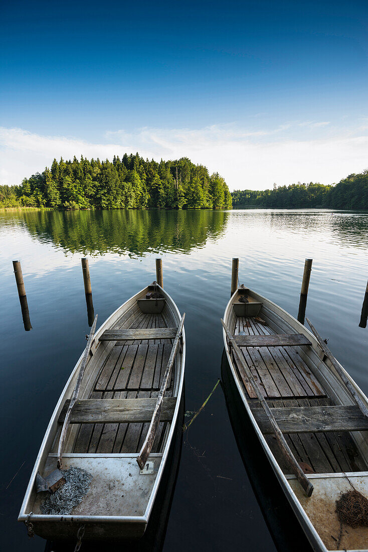 Boats on lake Langbuergner See, Bad Endorf, Chiemgau, Upper Bavaria, Bavaria, Germany