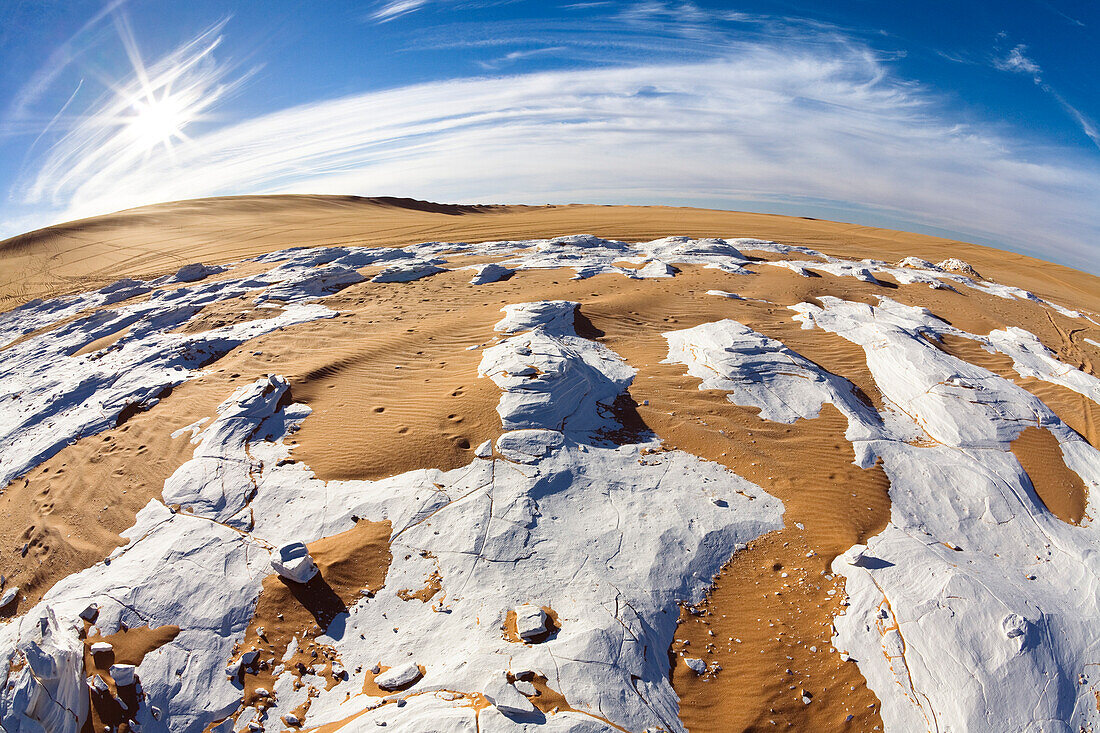 Gips in Sanddünen der libyschen Wüste, Erg Murzuk, Libyen, Sahara, Nordafrika