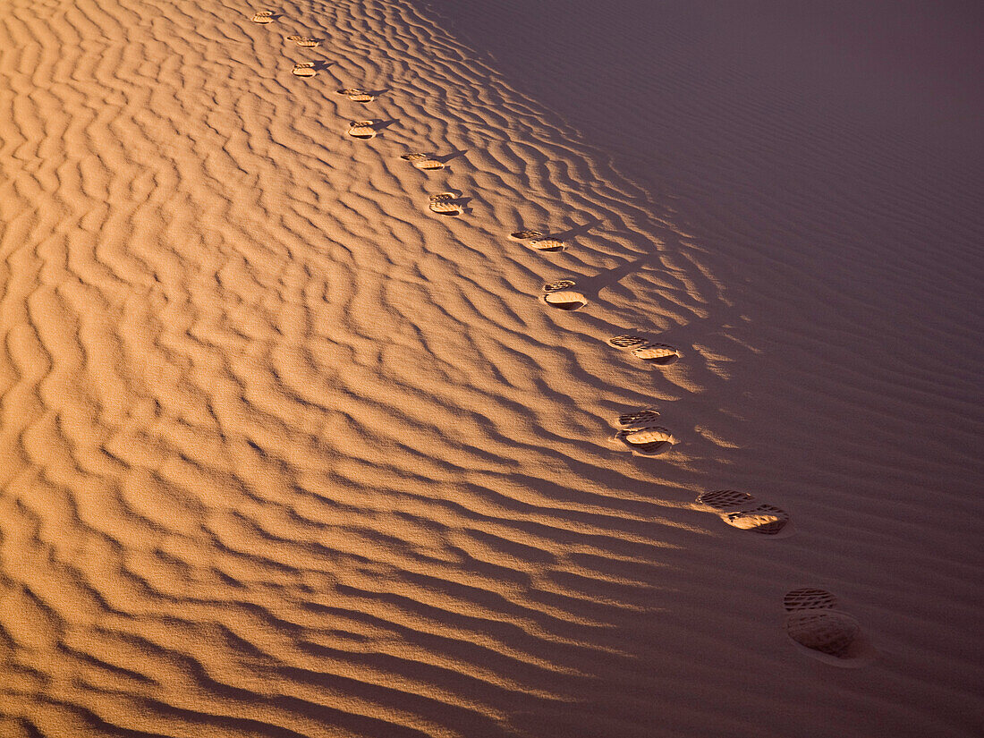 Fußspuren in der libyschen Wüste, Libyen, Sahara, Afrika