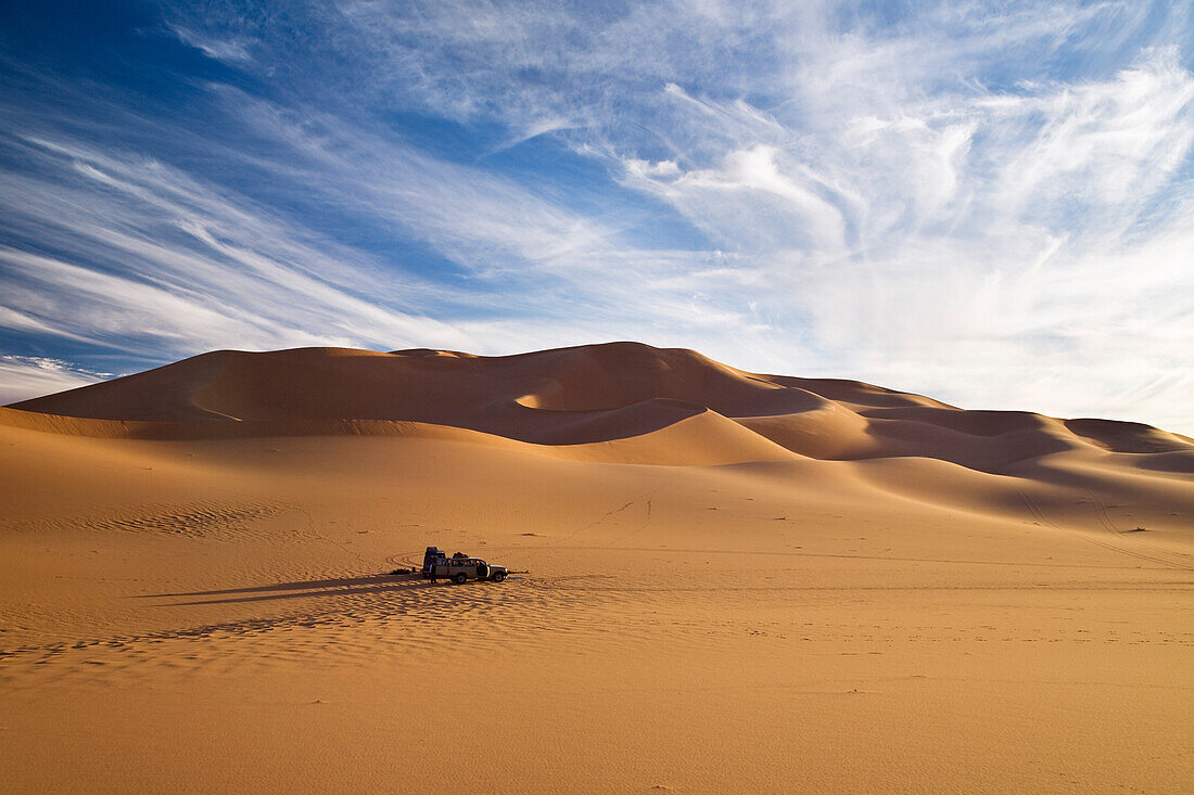 Jeeps in Sanddünen der libyschen Wüste, Erg Murzuk, Libyen, Sahara, Nordafrika