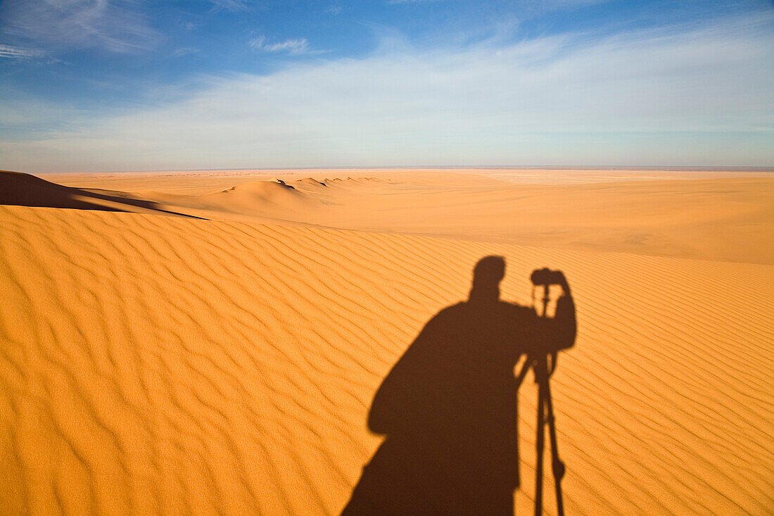 Schatten eines Fotografen in der libyschen Wüste, Libyen, Sahara, Nordafrika