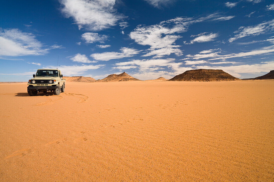 Akakus Gebirge, Jeep, Libyen, Sahara, Afrika