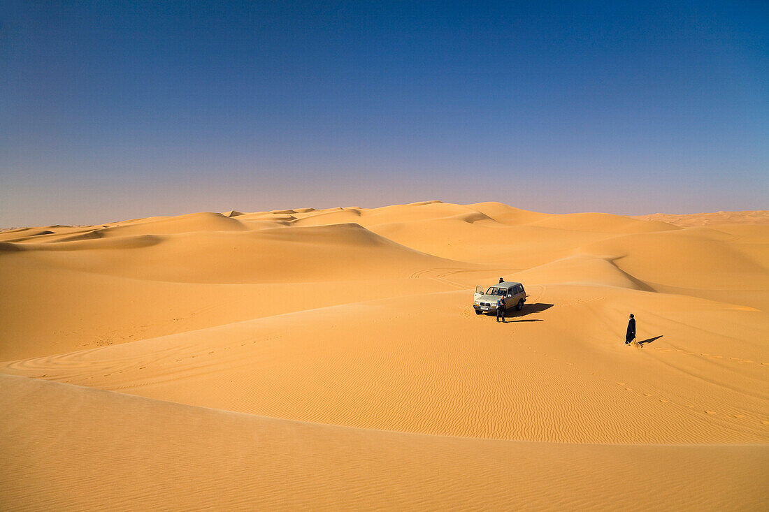 jeep in sandy desert, Libya, Sahara, North Africa