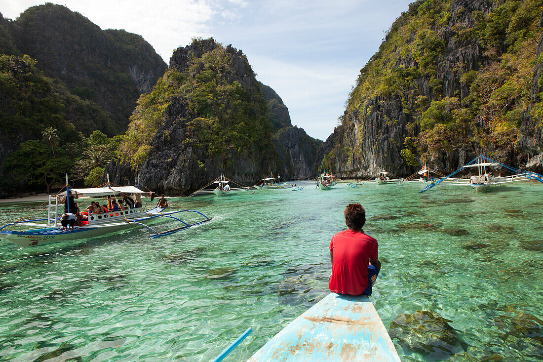 Ausflugsboote im Bacuit-Archipel vor El Nido, Insel Palawan im Südchinesischen Meer, Philippinen, Asien