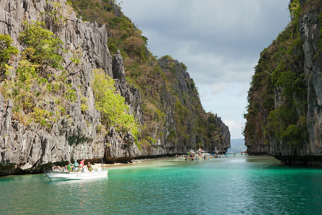 Ausflugsboote im Bacuit-Archipel vor El Nido, Insel Palawan im Südchinesischen Meer, Philippinen, Asien