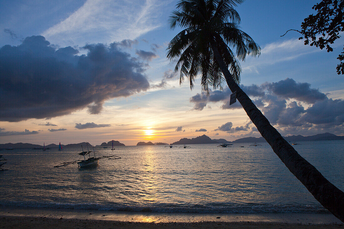 Sunset on the beach in El Nido in the archipelago Bacuit, Palawan Island, South China Sea, Philippines, Asia