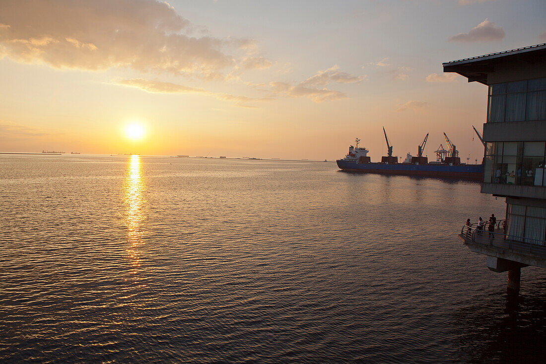 Sonnenuntergang im Hafen von Metro Manila, Hauptstadt der Philippinen, Asien