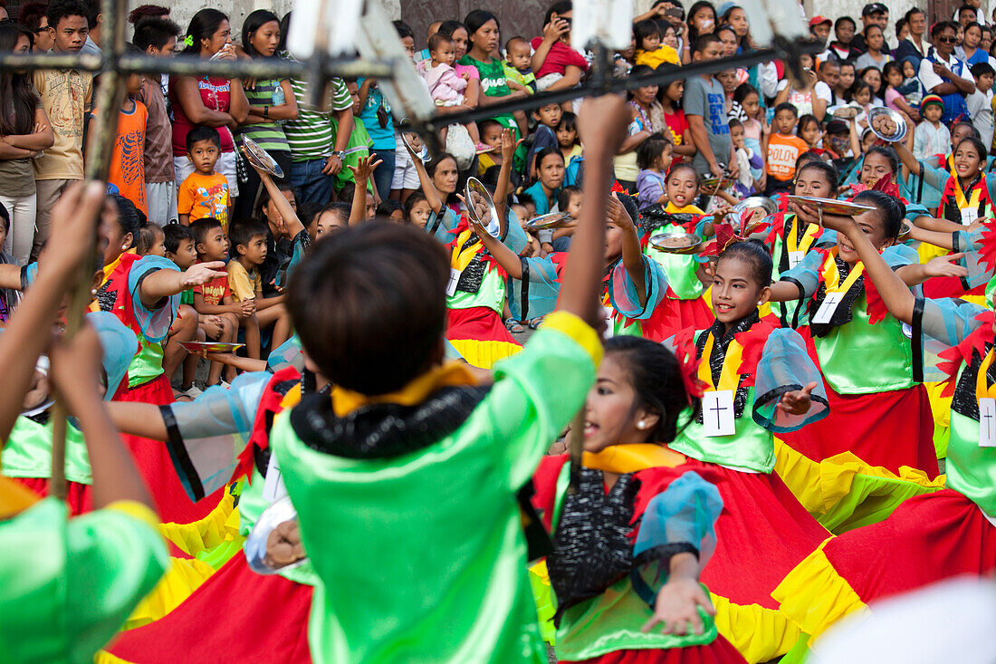 Folkloristische Taenze in der Altstadt von Vigan City, UNESCO-Weltkulturerbe, Provinz Ilocos Sur auf der Hauptinsel Luzon im Inselstaat der Philippinen, Asien