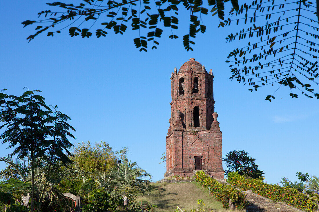 Romanischer Glockenturm der Bantay Church bei Vigan City, UNESCO-Weltkulturerbe, Provinz Ilocos Sur auf der Hauptinsel Luzon im Inselstaat der Philippinen, Asien