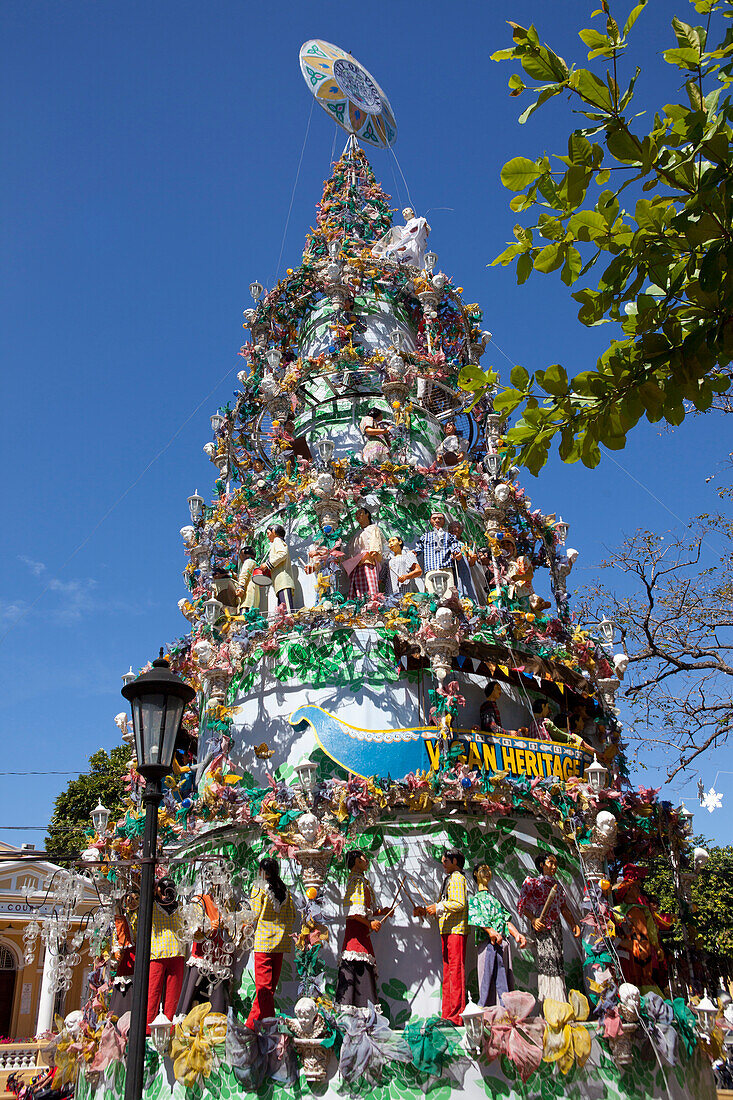 Weihnachtsbaum in der Altstadt von Vigan City, UNESCO-Weltkulturerbe, Provinz Ilocos Sur auf der Hauptinsel Luzon im Inselstaat der Philippinen, Asien