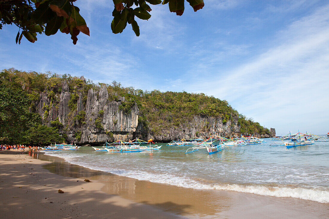 Ausflugsboote an der Westkueste der Insel Palawan im Inselstaat der Philippinen, Asien