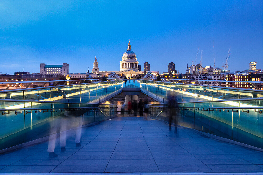 Millennium Bridge bei Nacht, Themse, St. Paul's cathedral im Hintergrund, City of London, London, England, Vereinigtes Königreich