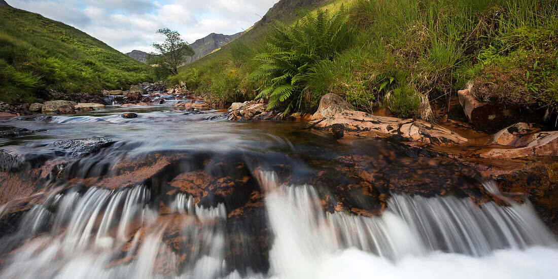 Wasserfall in den Bergen, Argyll and Bute, Highland, Schottland, Vereinigtes Königreich