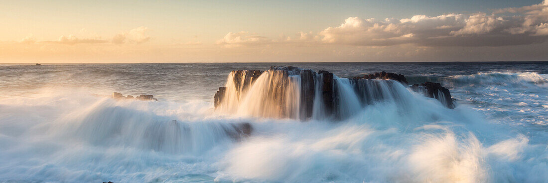 Raue Wellen bei Sonnenuntergang, The Heads, Indischer Ozean, Knysna, Westkap, Südafrika