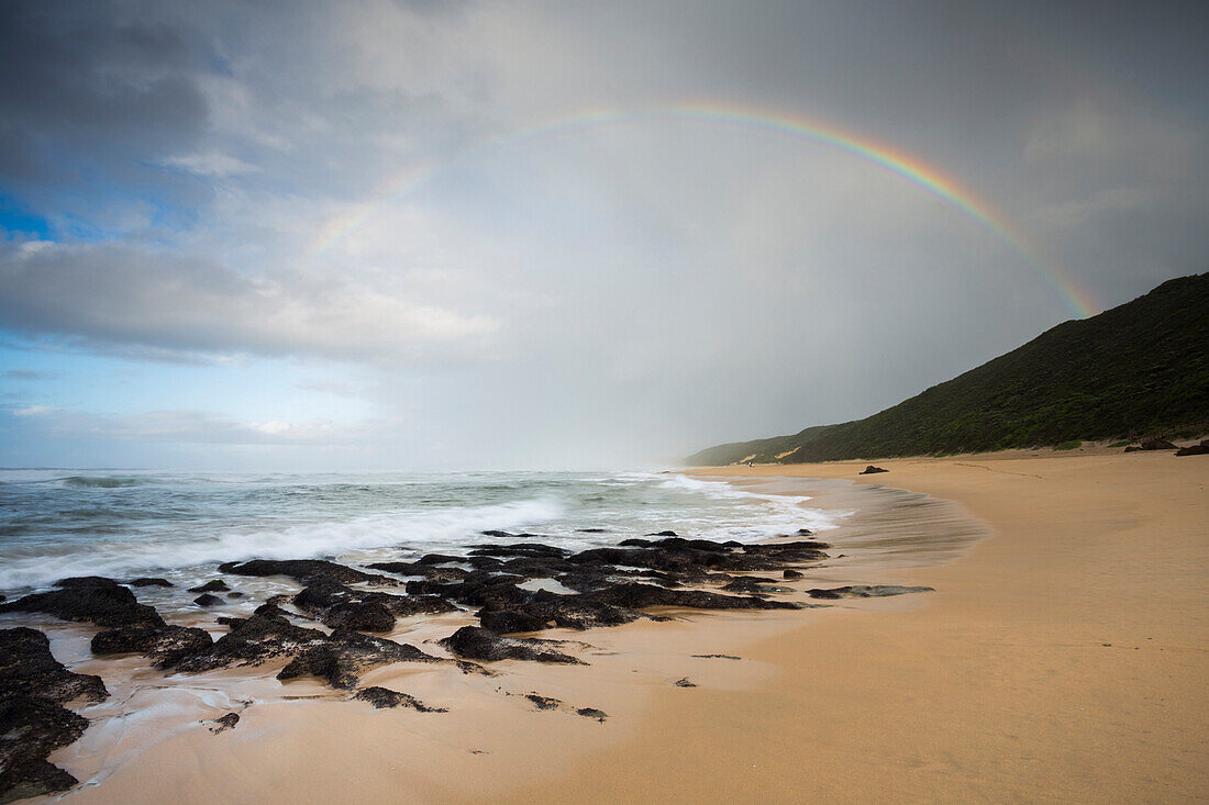 Küstenlandschaft und Strand, Regenbogen im Hintergrund, Brenton-on-Sea, Indischer Ozean, Knysna, Westkap, Südafrika