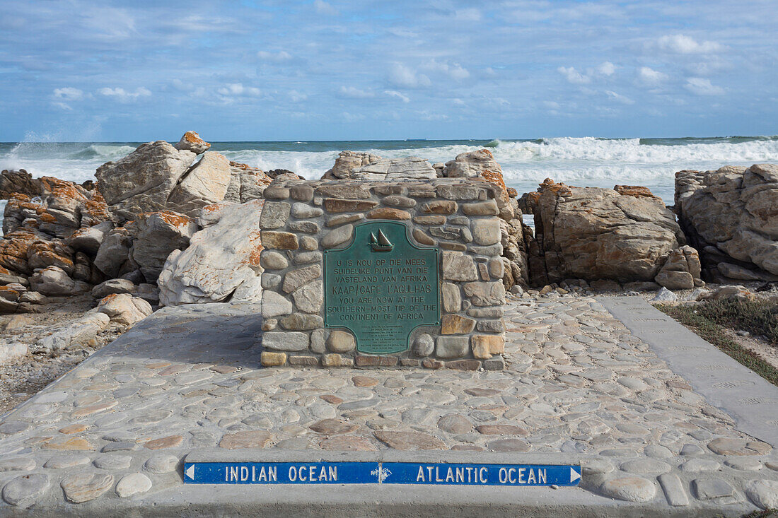 Markierungsstein zwischen Atlantischem und Indischem Ozean am Cape L´Agulhas, Atlantik, Indischer Ozean, Westkap, Südafrika