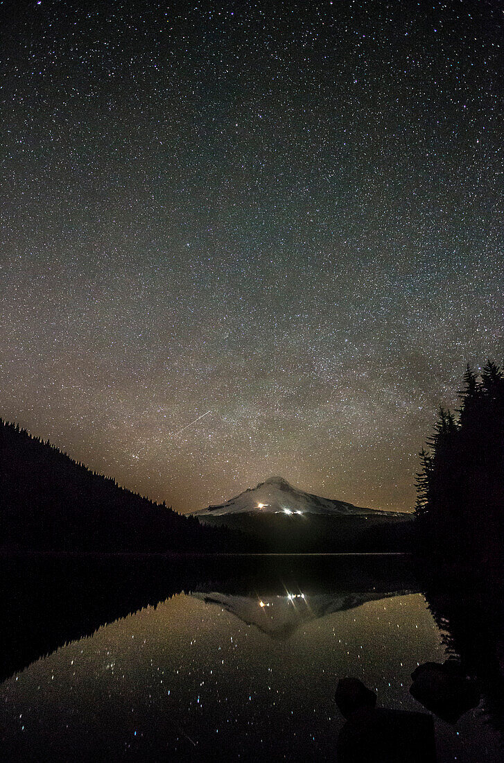 Berg Hood bei Nacht, Spiegelung der Sterne, Mt Hood National Forest, Oregon, USA