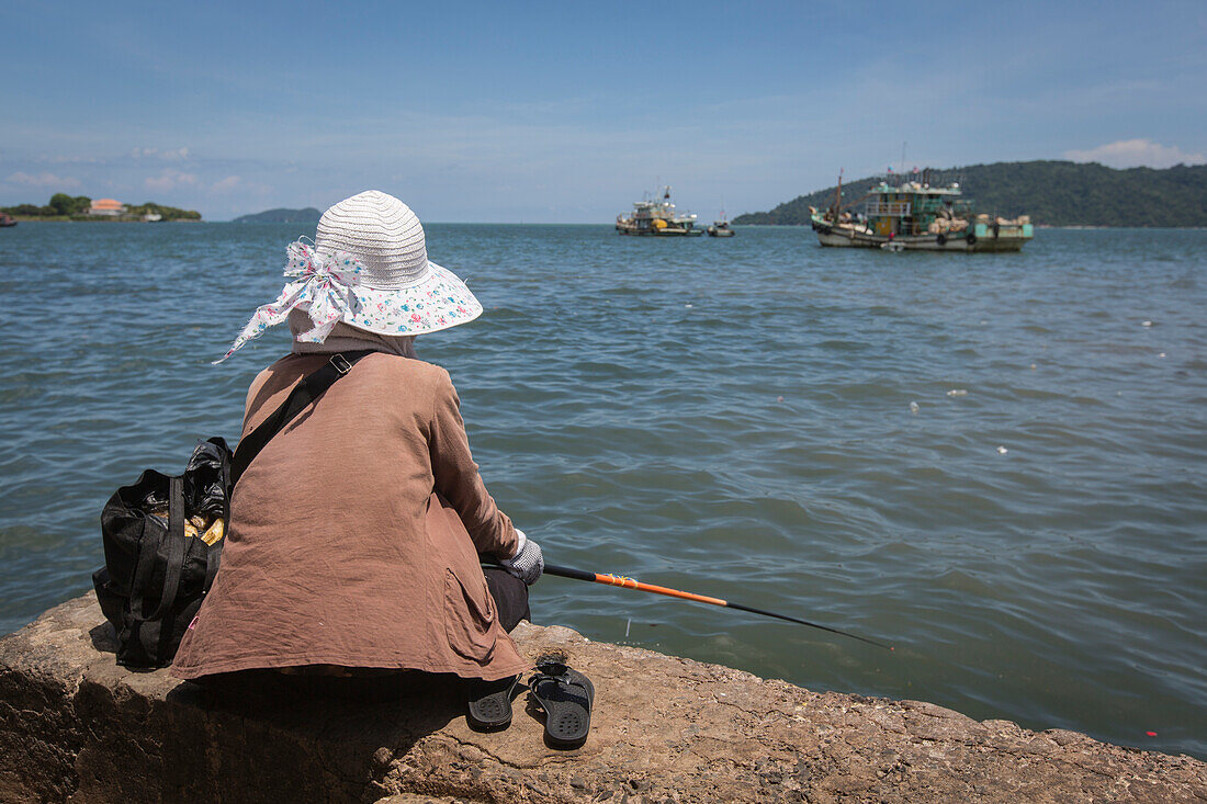 Frau beim Angeln, Kota Kinabalu, Borneo, Malaysia
