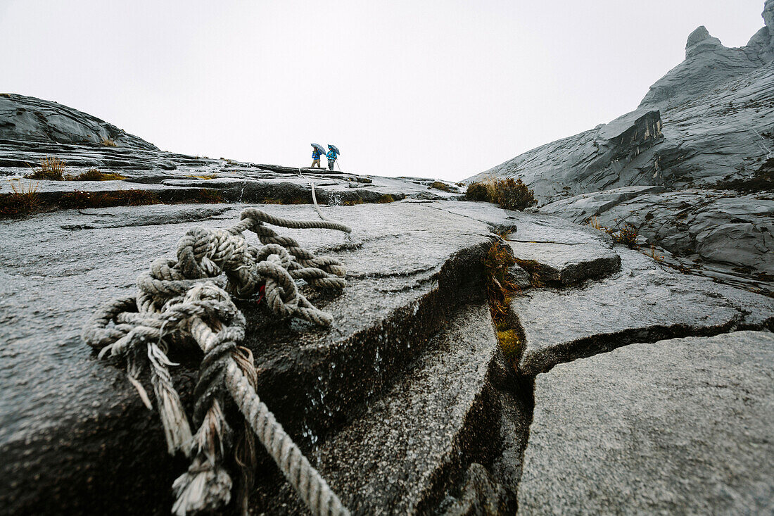 Abstieg bei Regen zur Saya-Saya Hütte, Mount Kinabalu, Borneo, Malaysia