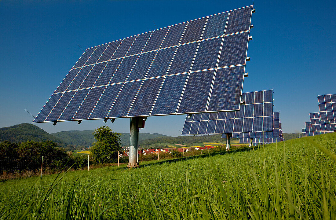 Nahafnahme eines mit der Sonne rotierenden Solarbaums, Solarpark bei Lieschensruh, Edertal, Hessen, Deutschland, Europa