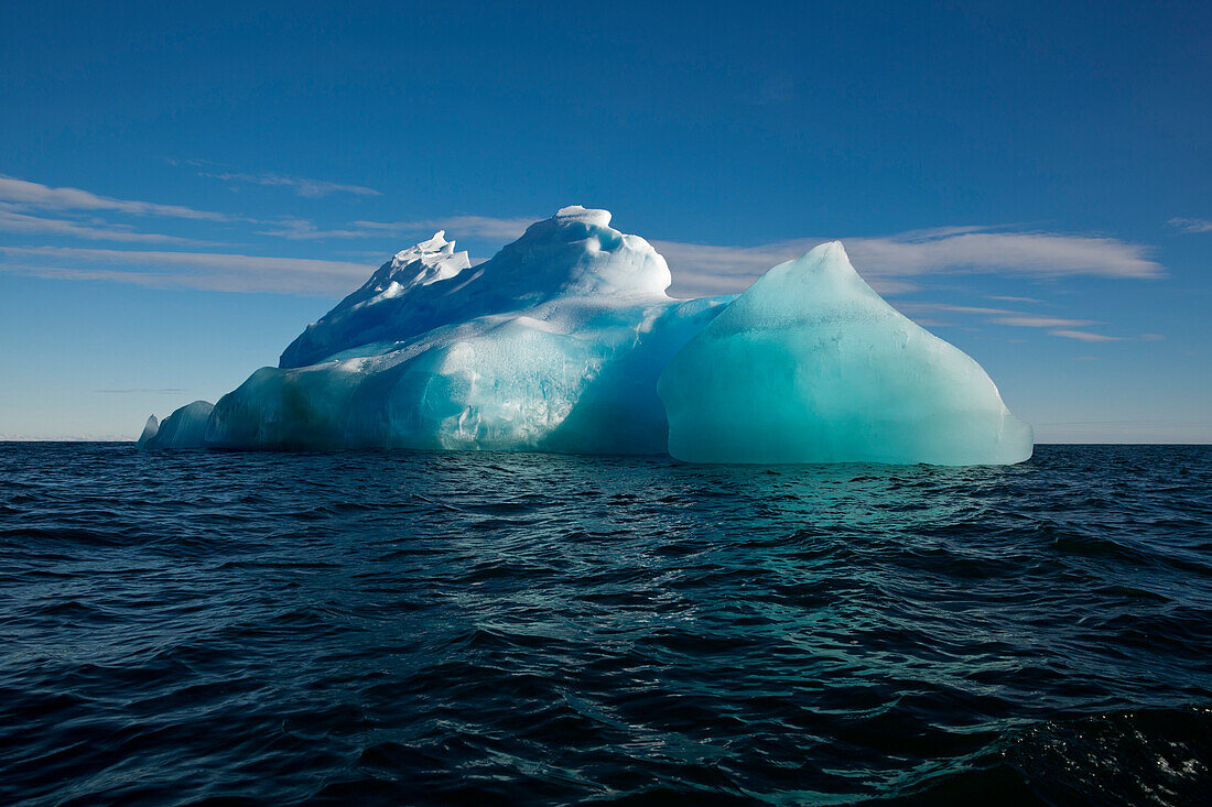 Eisberg im strahlenden Sonnenlicht vor Bird Point, Ross Insel, Antarktis