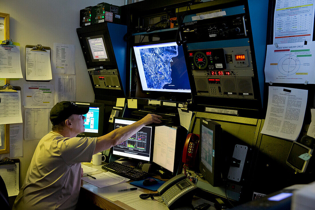 Kommunikationszentrum mit Mitarbeiter von McMurdo Station, Ross Insel, Antarktis