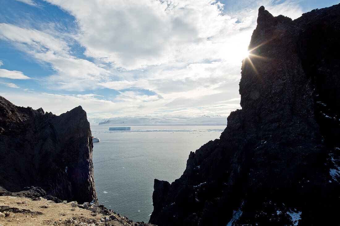 Steinige Klippe vulkanischen Ursprungs mit Blick aufs Meer, Possession Insel, Antarktis