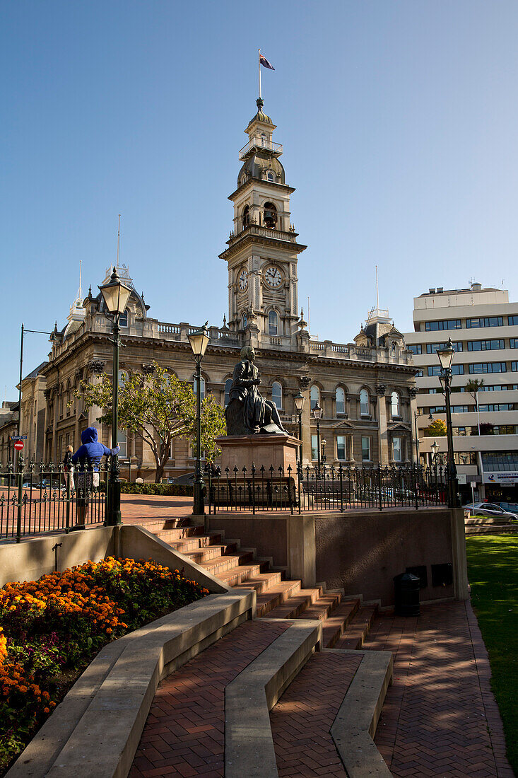 Statue von Robert Burns vor dem Rathaus von Dunedin in The Octagon, Dunedin, Otago, Südinsel, Neuseeland