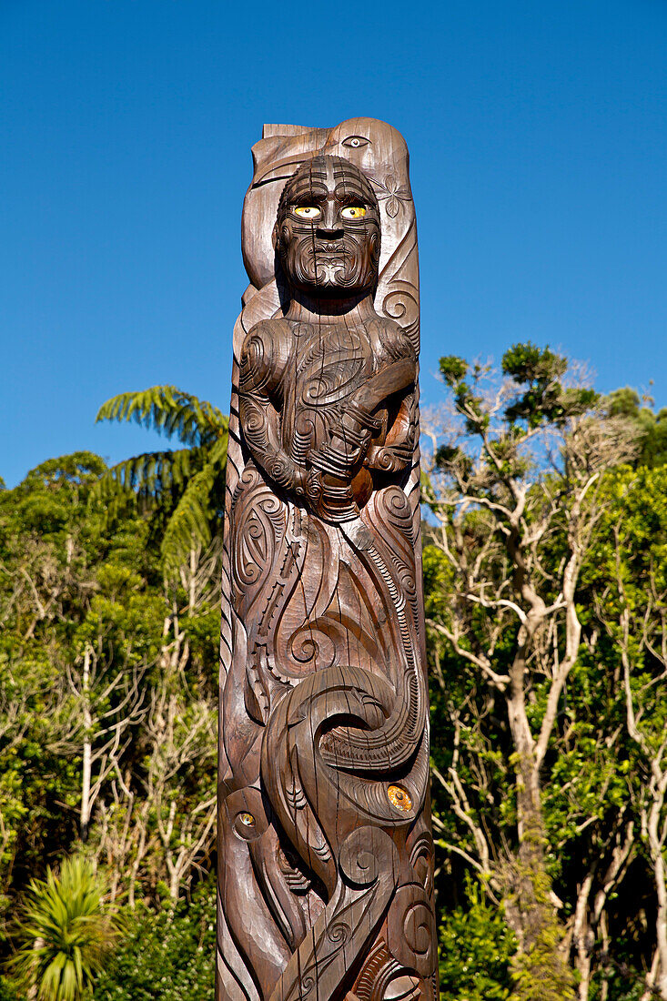 Geschnitzte Holzstatue der Maori Ureinwohner bei Ship Cove, Outer Queen Charlotte Sound, Marlborough, Südinsel, Neuseeland