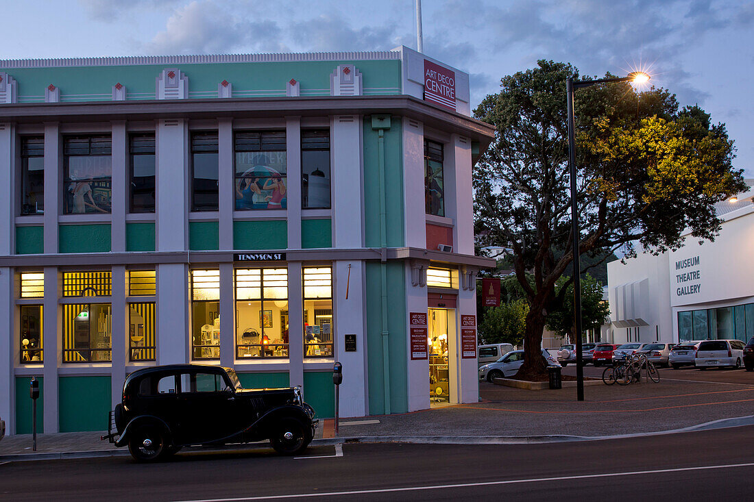 Art Deco Center, Stadt im Jugendstil Design in der Dämmerung, Napier, Hawke's Bay, Nordinsel, Neuseeland