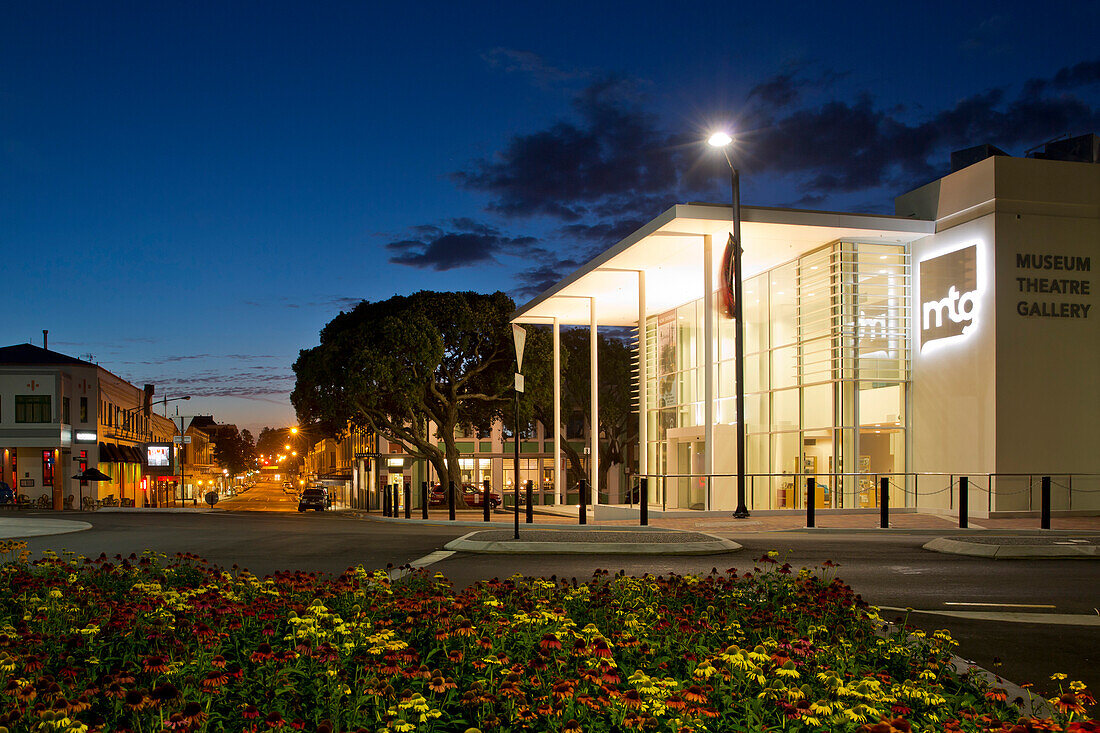 Eingang der mtg Museum Theatre Gallery in der Dämmerung, Napier, Hawke's Bay, Nordinsel, Neuseeland