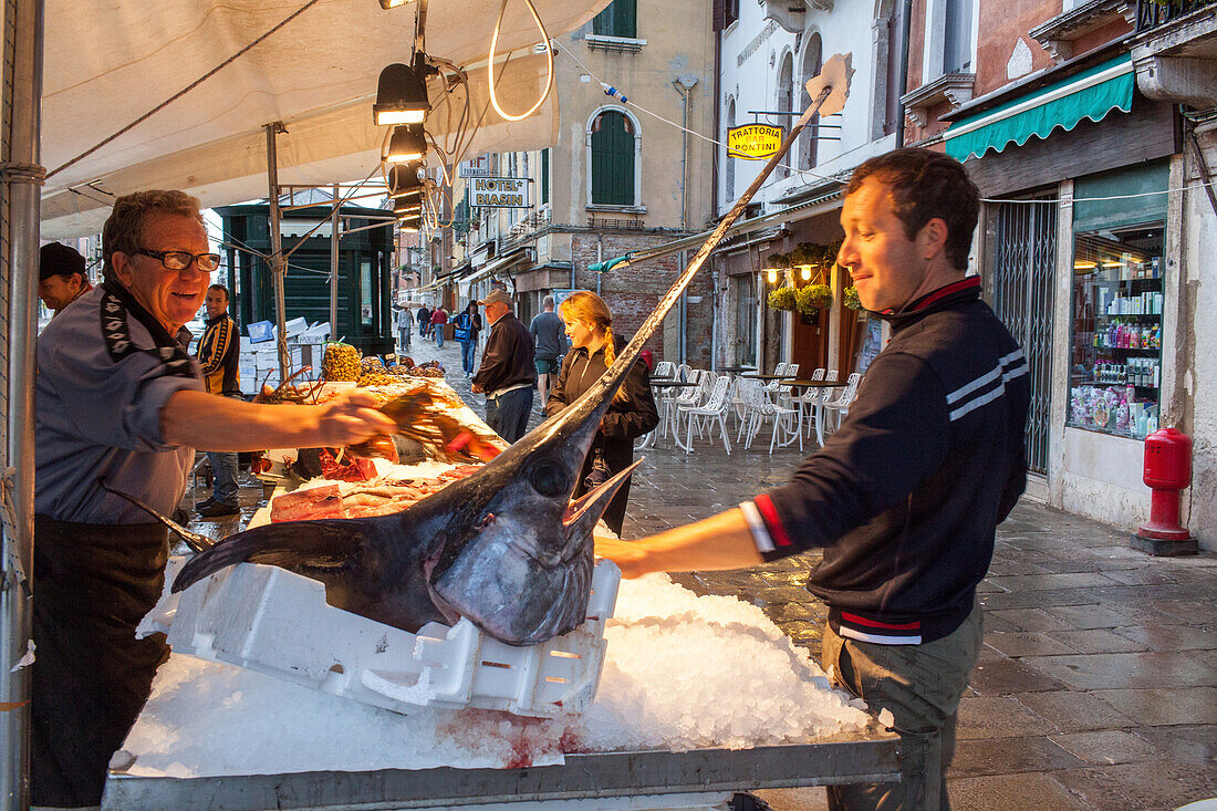 Fischhändler Alcide und Alessandro Rossi, Ponte delle Guglie, Venedig, Italien