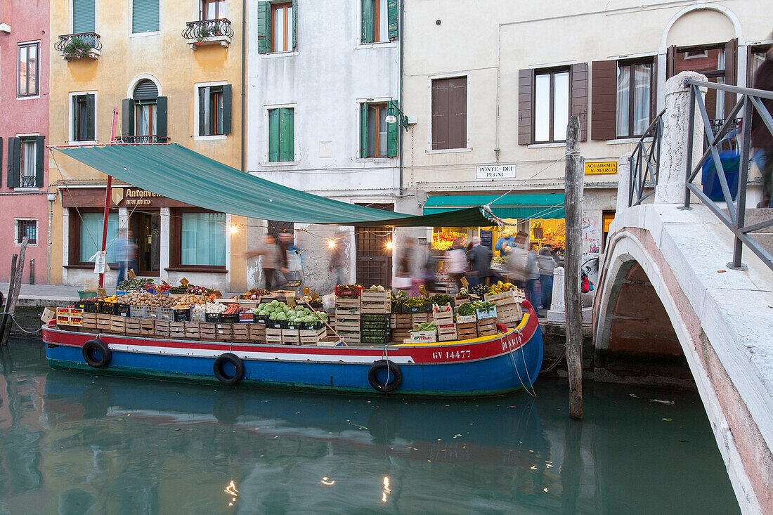 Eines der letzten schwimmenden Gemüseschiffe Venedigs, La Barca, traditionelles Fischerboot, Venedig, Italien