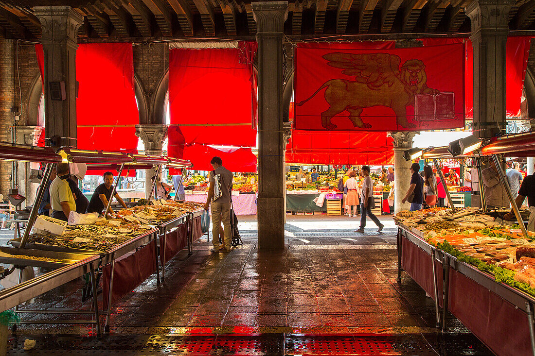 Mercato di Rialto, historische Markthalle, Fischmarkt, Mercato del Pesce, rote Markise, Venedig, Italien