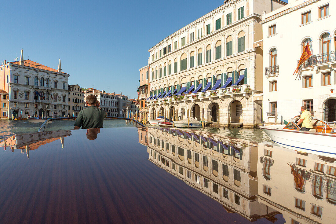 Wassertaxi, Spiegelung der Palazzi am Canal Grande auf der lackierten Dachfläche, Venedig, Italien