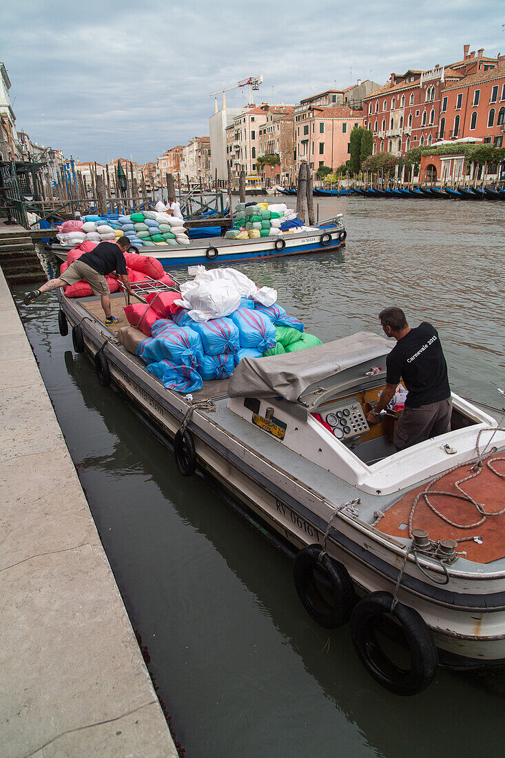 Transportkahn, Hotelwäsche, Barke, Motorboote, Lieferung, Canal Grande, Venedig, Italien