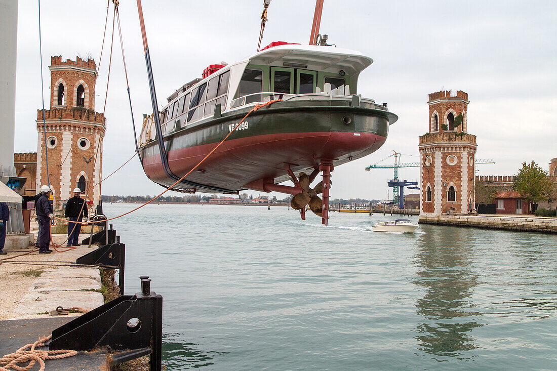 Reparaturwerft der ACTV, Öffentlicher Nahverkehr, Bus, Vaporetto wird von einem Kran zu Wasser gelassen, Arsenale, Venedig, Italien