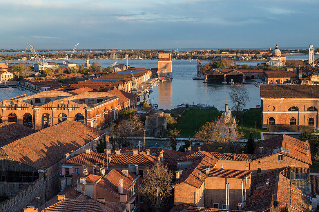 Blick von Kirchturm in das ehemalige Werftkomplex Arsenale, seit einigen Jahren Standort für Biennale, Lagune von Venedig