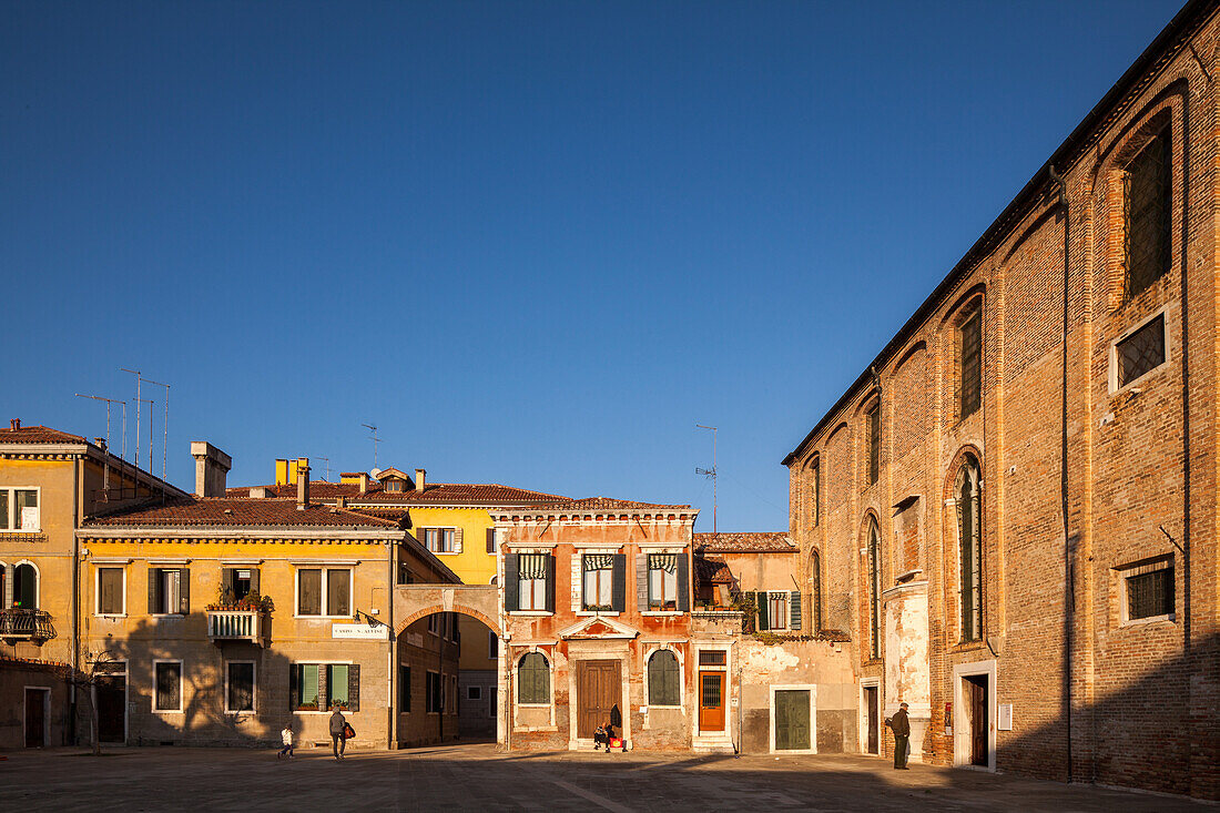 sonnenbeschienene Fassaden am Campo und Kirche San Alvise, Kirche Cannaregio, Venetien, Venedig, Italien