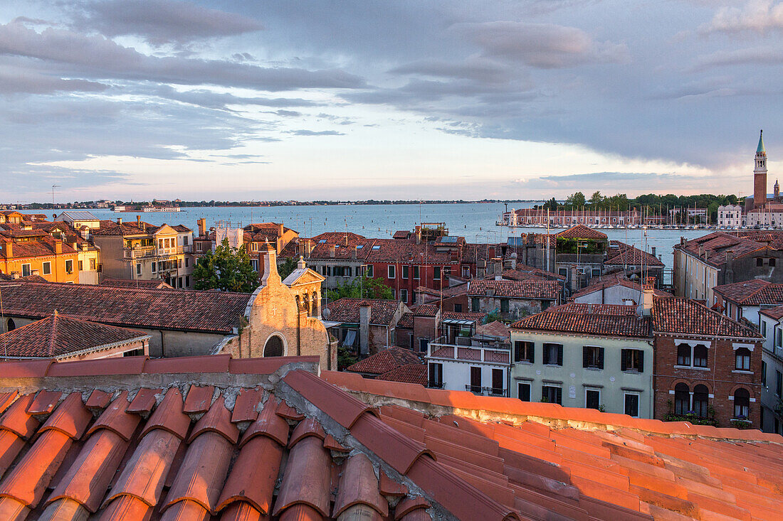 Blick über die Dächer des Stadtteils Castello, Abendlicht, Dachstruktur, Ziegeldächer, im Hintergrund Insel San Giorgio Maggiore, Venetien, Venedig, Italien