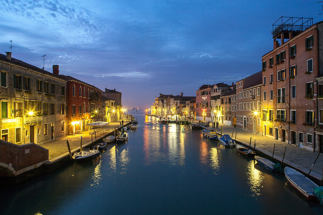 Blick von der Steinbrücke Ponte dei Tre Archi über den Canale Cannaregio, Abendaufnahme, Blaue Stunde, Venedig, Italien