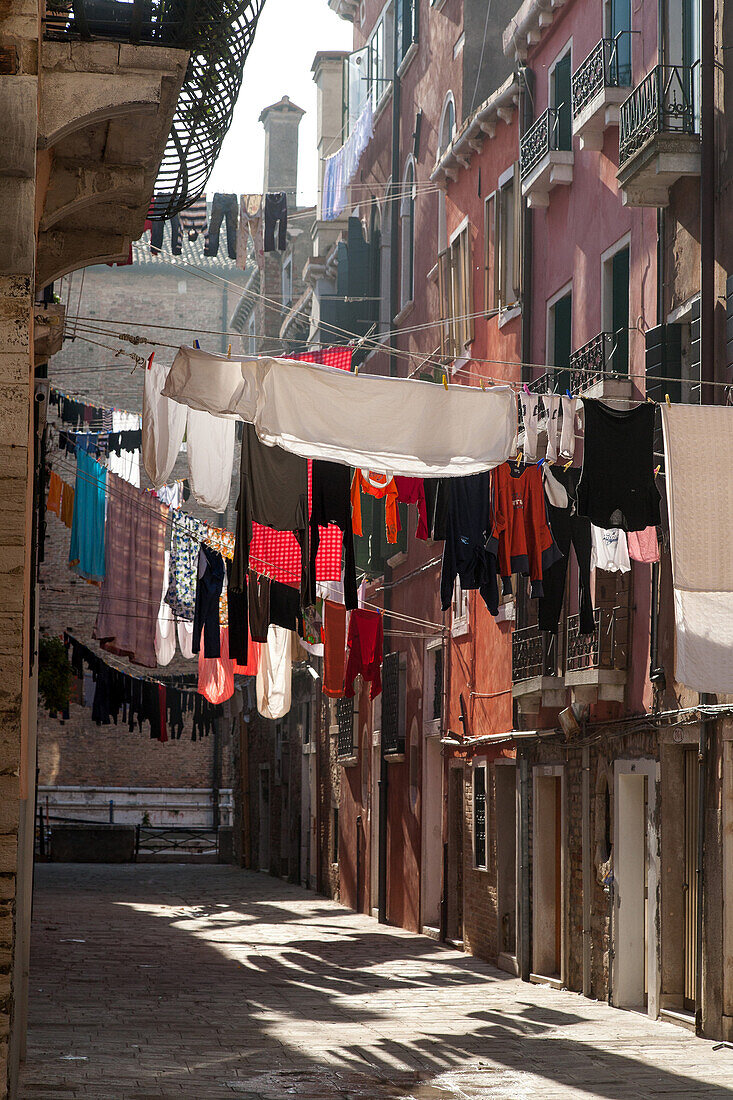 Wäschetrocknen an über enge Gasse gespannte Wäscheleinen, Stadtteil Castello, Venetien, Venedig, Italien