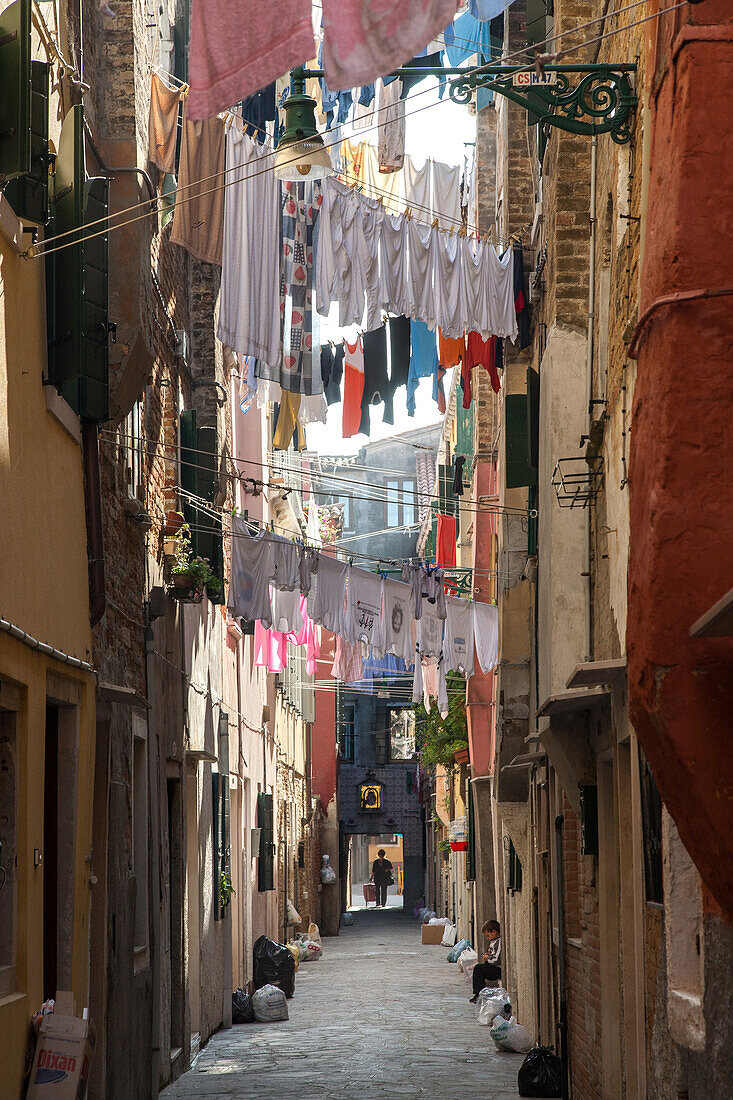 Wäschetrocknen an über enge Gasse gespannte Wäscheleinen, Tordurchgang, Stadtteil Castello, Venetien, Venedig, Italien