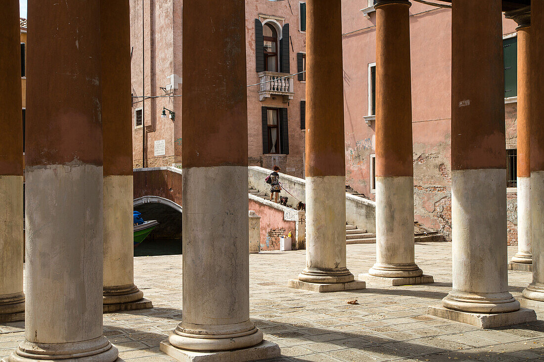 Durchgang, Säulengang im Palladio-Stil am Campo della Confraternita, Kirche San Francesco della Vigna, Sestiere Castello, Venedig, Italien