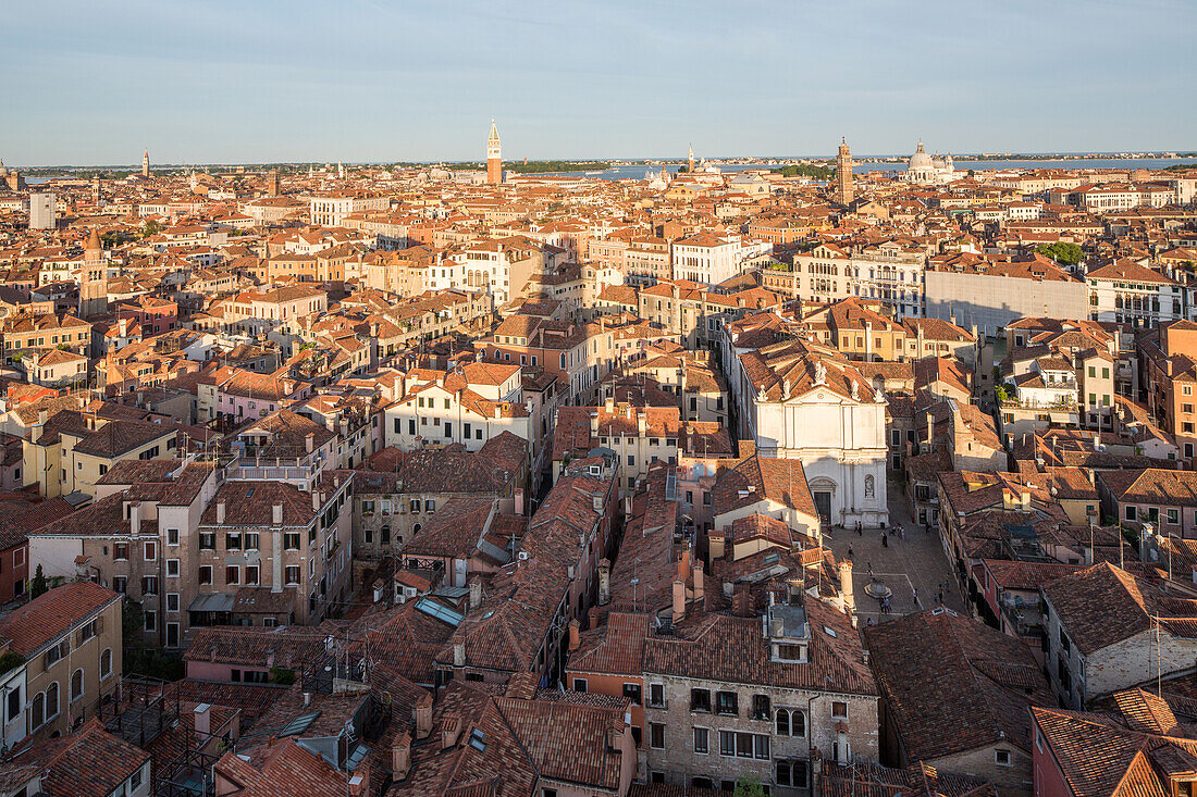 Blick vom Campanile der Basilika Santa Maria Gloriosa dei Frari, Fassade der Kirche San Tomà, Terracotta-Landschaft, Dachziegel, Venedig, Italien