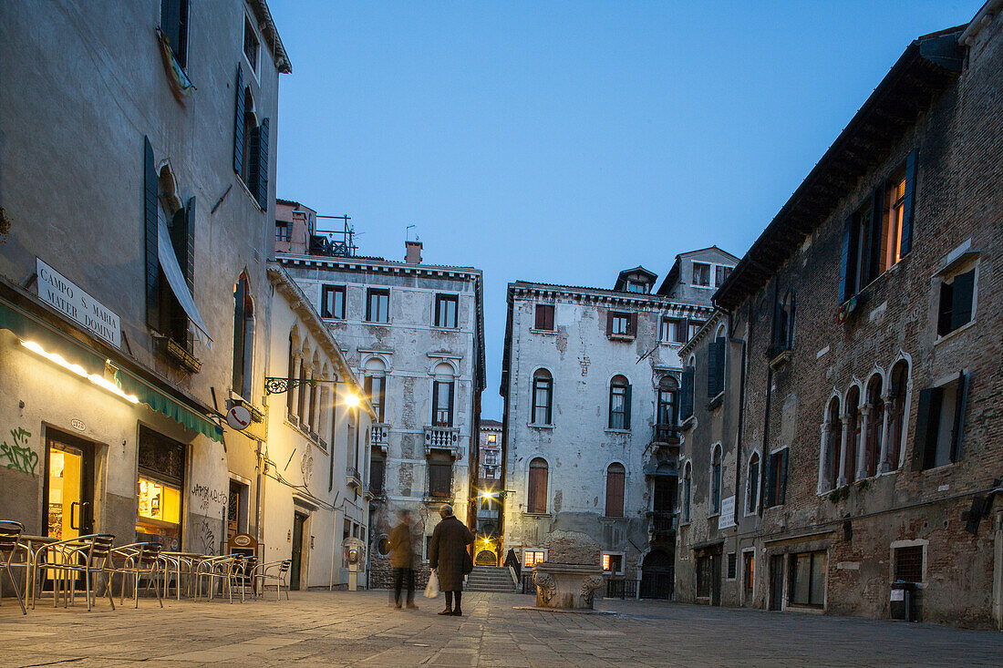 Campo Santa Maria Domini, Stadtteil San Croce, Blaue Stunde, Venetien, Venedig, Italien