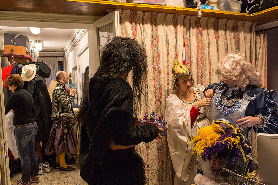 Karneval, Vorbereitungen vom Kostümschneider für einen Maskenball im Festsaal, Venedig, Italien