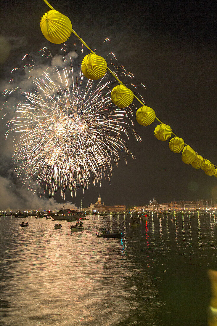 Feuerwerk zu Beginn der Festa del Redentore, Fest zum Gedenken der Erlösung von der Pest, Venedig, Italien