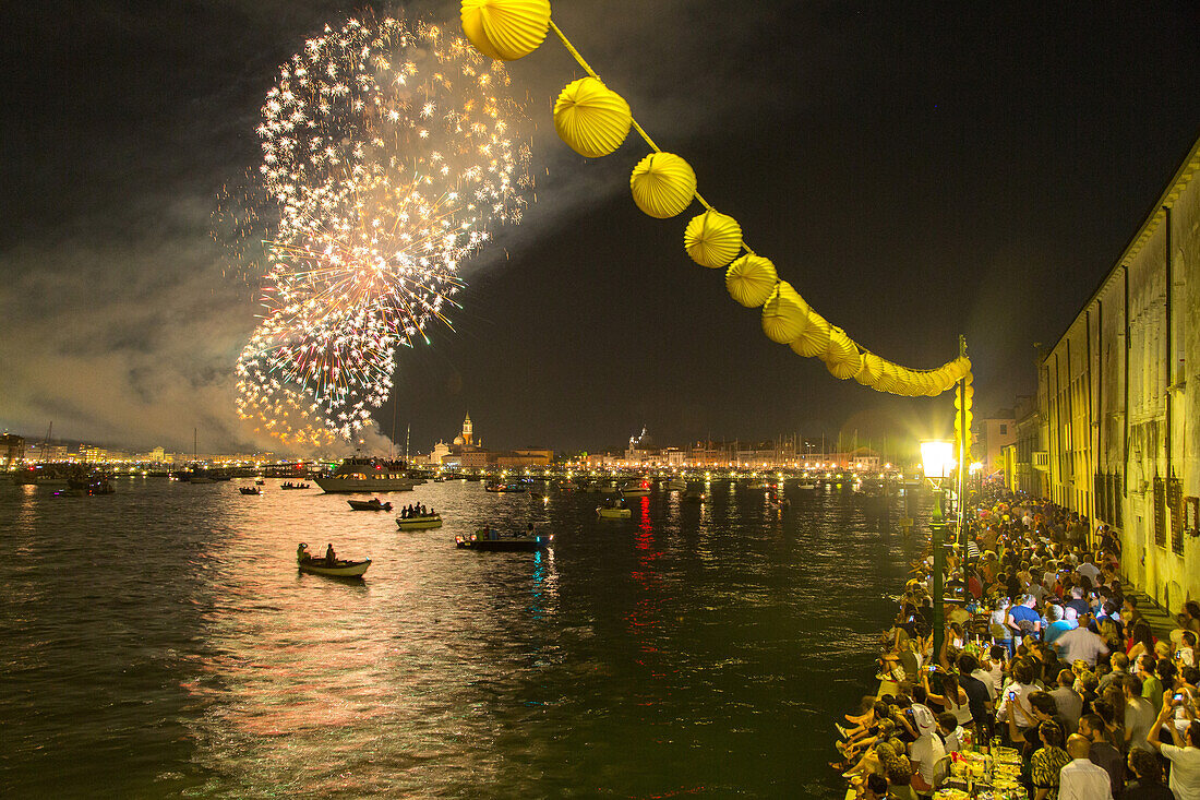 Feuerwerk zu Beginn der Festa del Redentore, Fest zum Gedenken der Erlösung von der Pest, Venedig, Italien