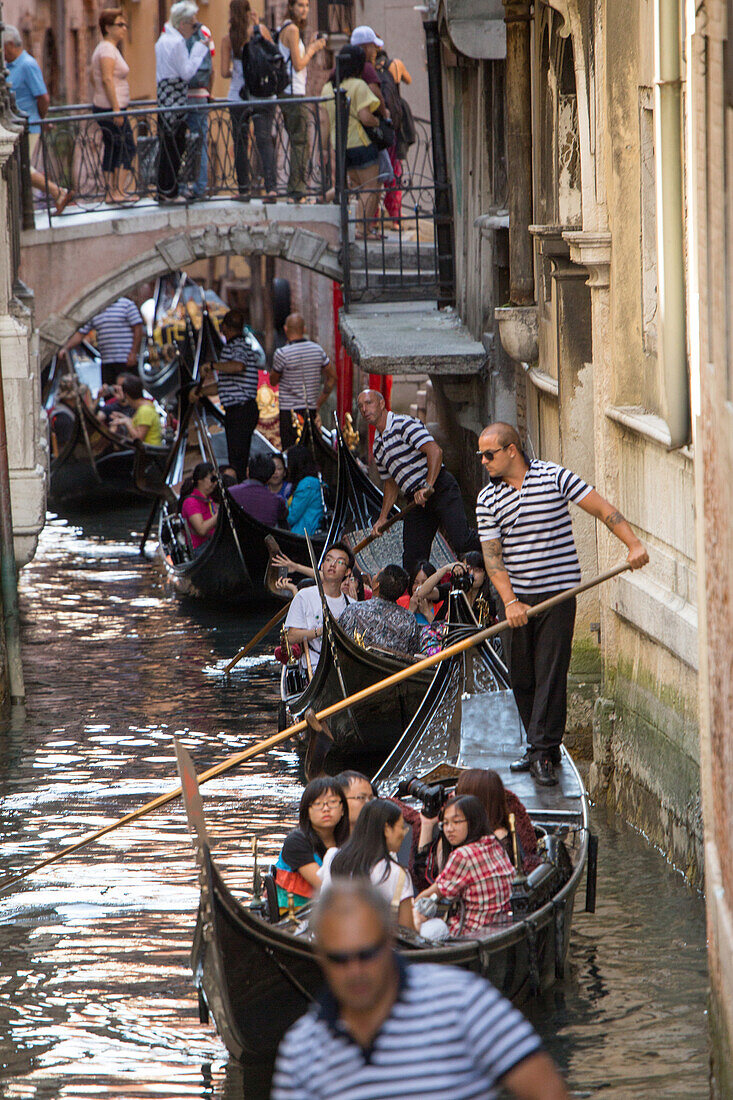 Stau, Gondeliere in einem engen Kanal in San Marco, Touristenfahrt, Lagune von Venedig, Italien